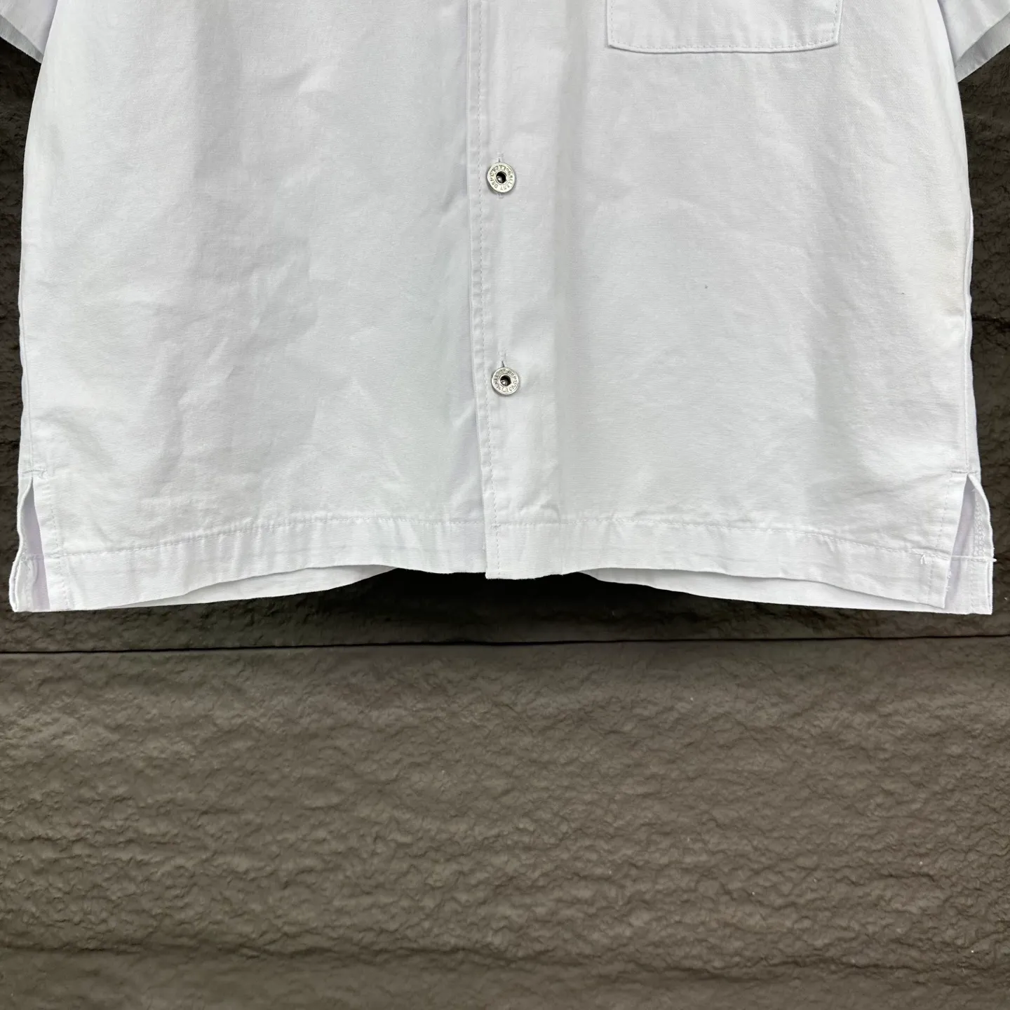P240 GALLERY DEPT. 2025 new embroidered letter LOGO couple style loose denim short-sleeved shirt 🔥High version🔥High version🔥 Original customized denim fabric, the same high-end denim fabric as the Internet celebrity star, simple and loose version with multiple embroidered letter LOGO designs, very high-end and stylish! The fabric feels very comfortable, and it’s a denim short-sleeved shirt that’s super versatile and looks great! ! Complete with three standards, same style for men and women 👫A must-have item for everyone Color: yellow, white Size: S-XL